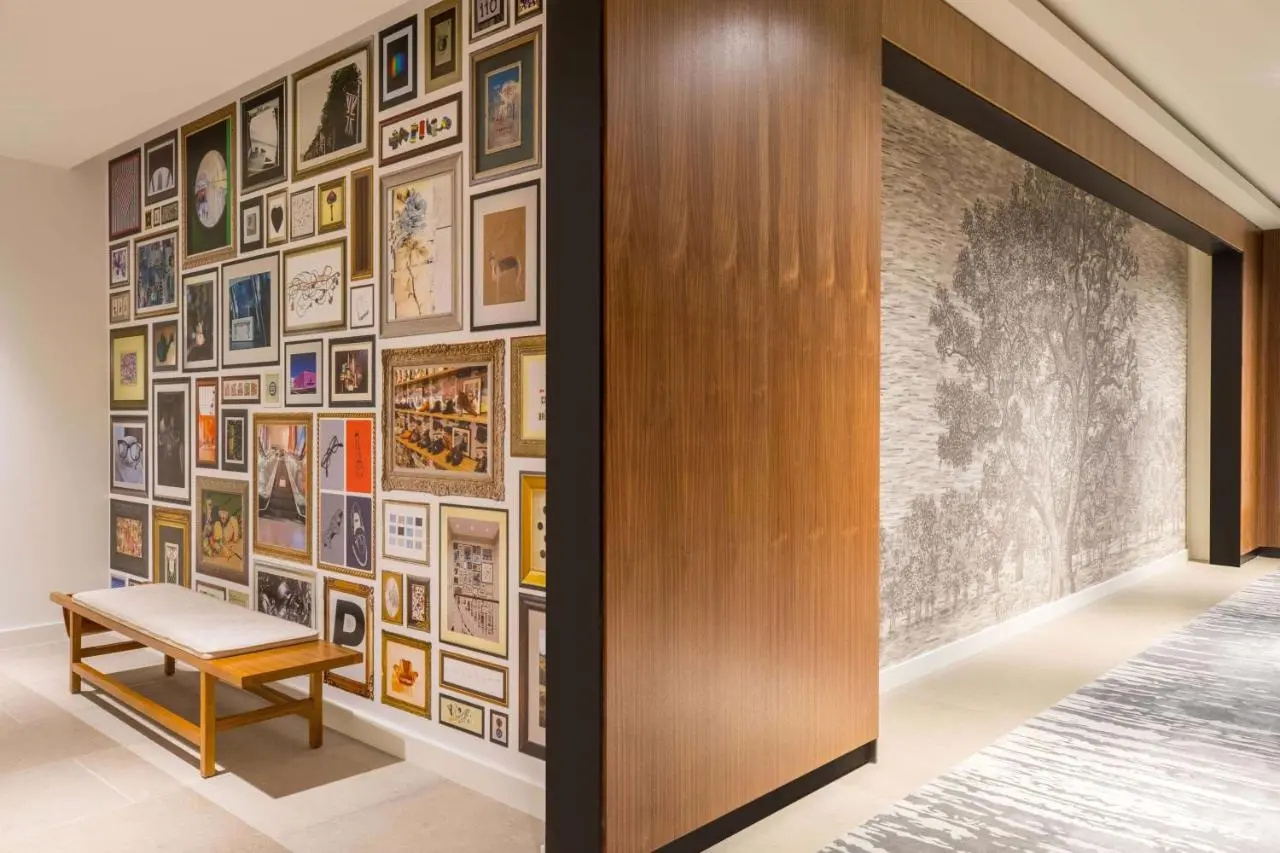 Foto - C. Baldwin, Curio Collection by Hilton