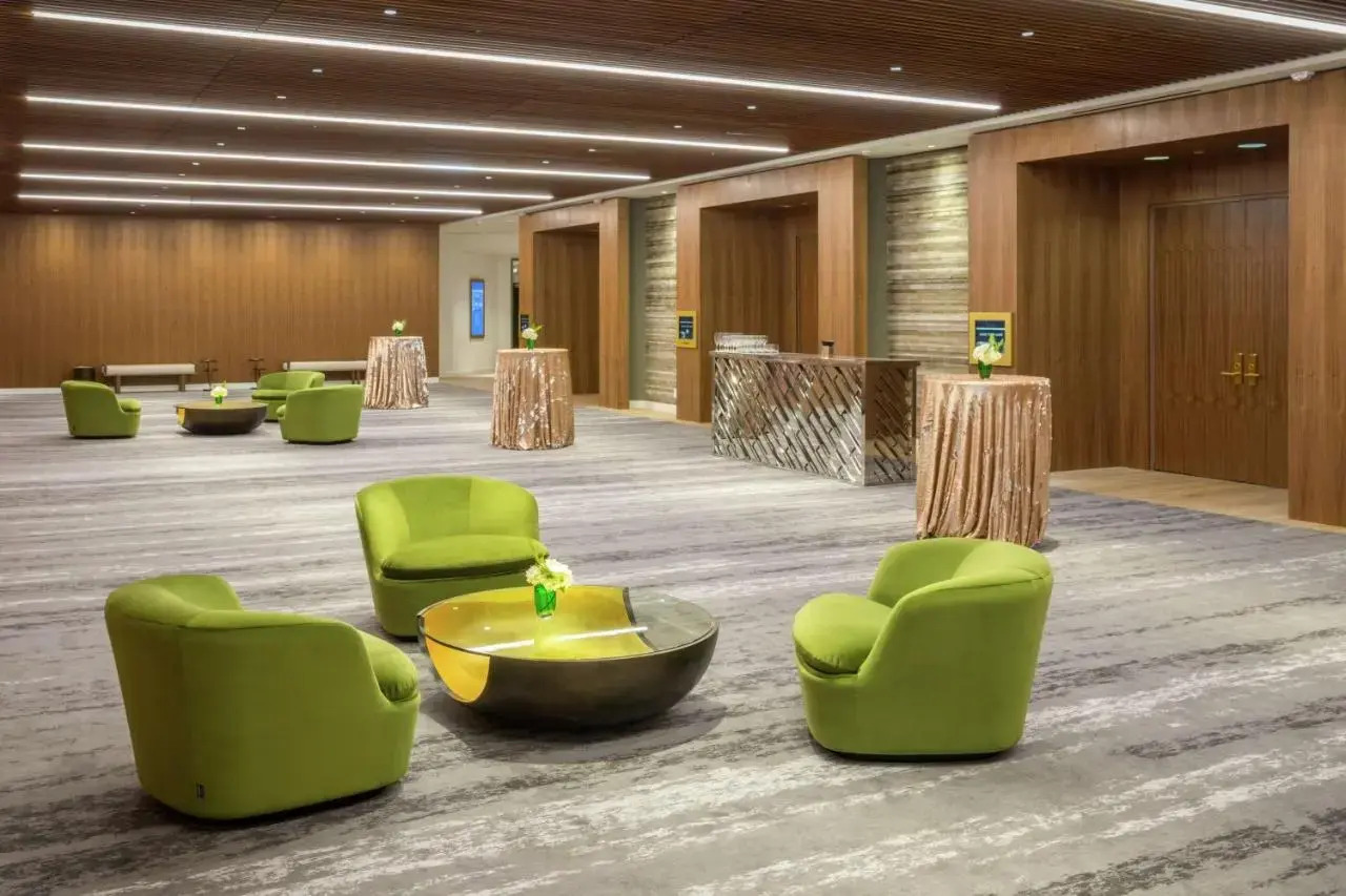 Foto - C. Baldwin, Curio Collection by Hilton