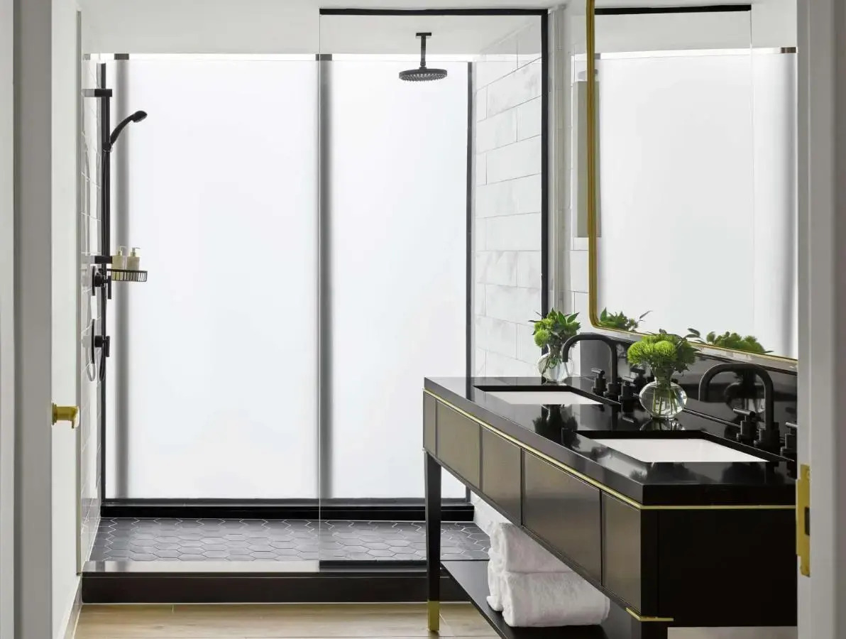 Foto - C. Baldwin, Curio Collection by Hilton