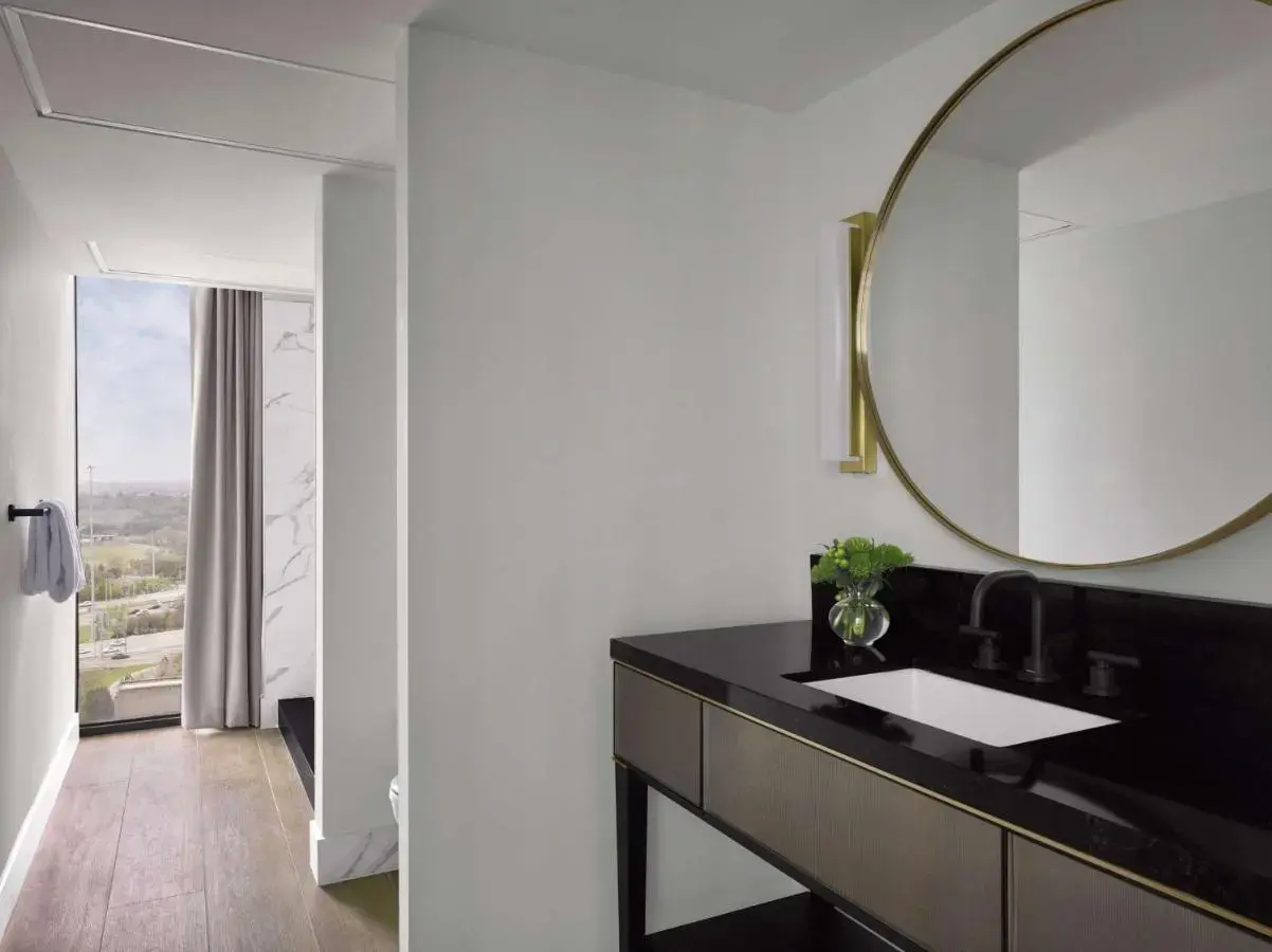 Foto - C. Baldwin, Curio Collection by Hilton