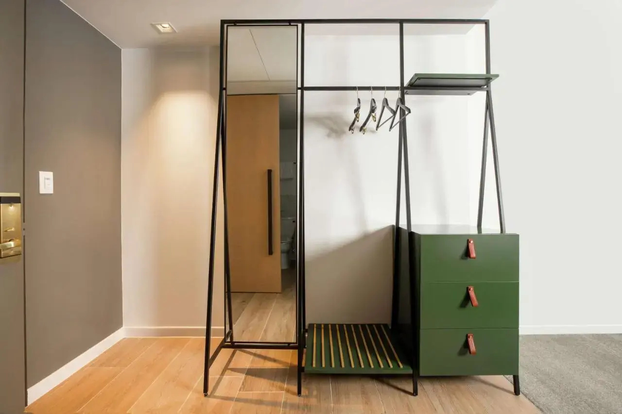 Foto - C. Baldwin, Curio Collection by Hilton