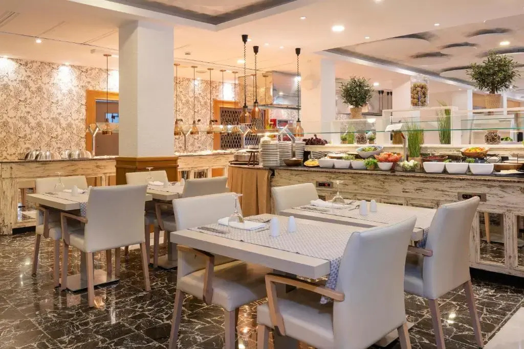 Photo - Valentin Reina Paguera - Adults Only