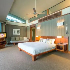 Yacht Club Villa thumbnail 3