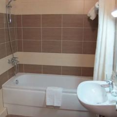 Гостиница on Voskresenskaya apt. 310 в Адлере отзывы, цены и фото номеров - забронировать гостиницу on Voskresenskaya apt. 310 онлайн Адлер ванная фото 2