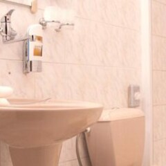 Отель Penzión Pod Hradom Словакия, Тренчин - отзывы, цены и фото номеров - забронировать отель Penzión Pod Hradom онлайн ванная фото 2