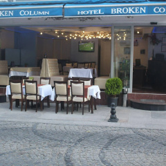 Hotel Broken Column - Bild 1