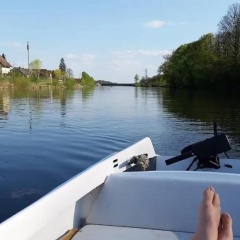 Geräumiger Wohnwagen unter Bäumen neben Mur-Stausee - Bild 9