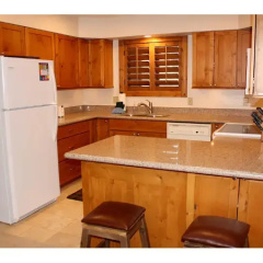 Woods Manor Condo thumbnail 3