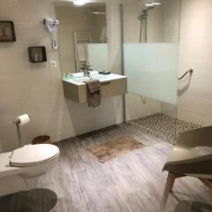 La Bonne Auberge in Segny, France from 132$, photos, reviews - zenhotels.com bathroom photo 3