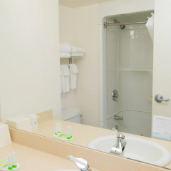 Super 8 by Wyndham Mississauga