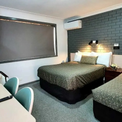 Young Goldrush Motel thumbnail 17