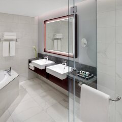 Апартаменты Mövenpick Hotel & Apartments Bur Dubai ОАЭ, Дубай - отзывы, цены и фото номеров - забронировать отель Mövenpick Hotel & Apartments Bur Dubai онлайн ванная фото 3
