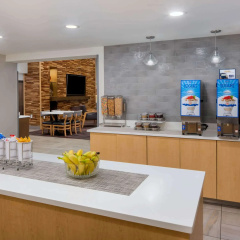 La Quinta Inn & Suites by Wyndham Perry thumbnail 9