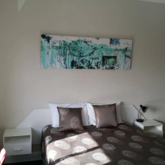 Hampton Court Apartments thumbnail 6
