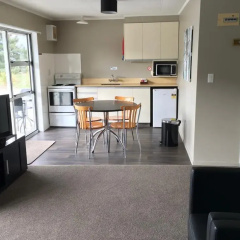 Lakes Edge Holiday Park thumbnail 5