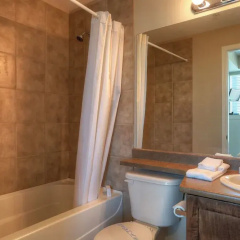 Sunset Waterfront Resort by KelownaGo thumbnail 9