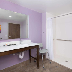 La Quinta Inn & Suites by Wyndham Perry thumbnail 8