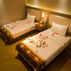 Sunny Holiday Hotel thumbnail 2