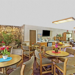 Super 8 by Wyndham Long Beach thumbnail 12