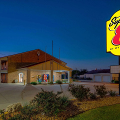 Super 8 by Wyndham Pleasanton thumbnail 1