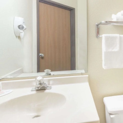 Super 8 by Wyndham Louisa thumbnail 7