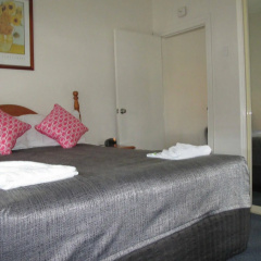 Hampton Court Apartments thumbnail 5