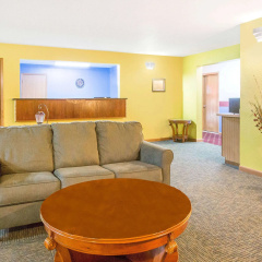 Super 8 by Wyndham Escanaba thumbnail 2