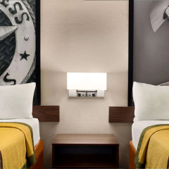 Super 8 by Wyndham Universal City thumbnail 3