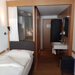 East-West Riverside Hotel - Bild 6