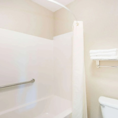 Super 8 by Wyndham Iola KS thumbnail 3