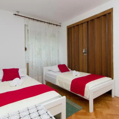 Sunny Apartment thumbnail 2