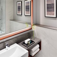 Апартаменты Mövenpick Hotel & Apartments Bur Dubai ОАЭ, Дубай - отзывы, цены и фото номеров - забронировать отель Mövenpick Hotel & Apartments Bur Dubai онлайн ванная фото 2