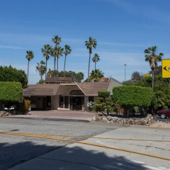 Super 8 by Wyndham Long Beach thumbnail 1