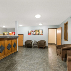 Super 8 by Wyndham Topeka/Wanamaker RD/I-70 thumbnail 2