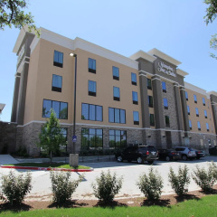 Hampton Inn & Suites Dallas Market Center thumbnail 1