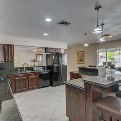 Luxurious 4BR House with Large Pool Near Strip - Bild 20