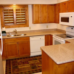 Woods Manor Condo thumbnail 5