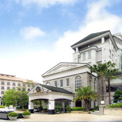 Lakeshore Hotel