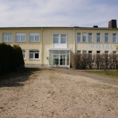 Am Flugplatz Magdeburg - Bild 1