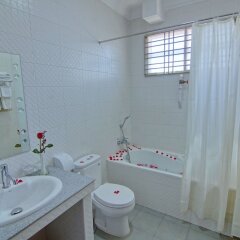Отель Yuan Sheng Hotel Мьянма, Мандалай - отзывы, цены и фото номеров - забронировать отель Yuan Sheng Hotel онлайн ванная фото 2