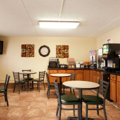 Super 8 by Wyndham West Fargo Main Ave ND thumbnail 9