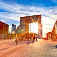 7 min Walk Metro Line 1-La Defense Charras - Bild 2