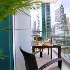 Отель voco Bonnington Dubai, an IHG Hotel ОАЭ, Дубай - отзывы, цены и фото номеров - забронировать отель voco Bonnington Dubai, an IHG Hotel онлайн балкон
