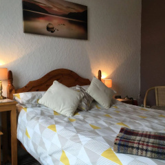 The Red Townhouse thumbnail 4