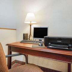Super 8 by Wyndham Fairmont thumbnail 3