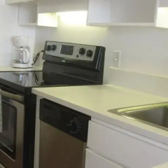 Studio with full amenities in building thumbnail 5