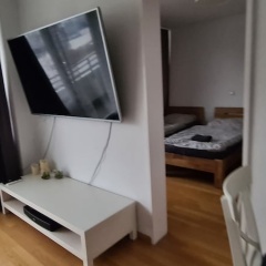 Features of Good And Night - Bild 3