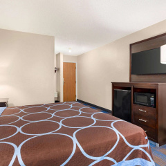 Super 8 by Wyndham Lenexa Overland Park/Mall Area thumbnail 5