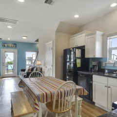 Sunny Beach Sandcastle Cottage by Ryson Vacation Rentals thumbnail 13