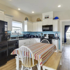 Sunny Beach Sandcastle Cottage by Ryson Vacation Rentals thumbnail 12